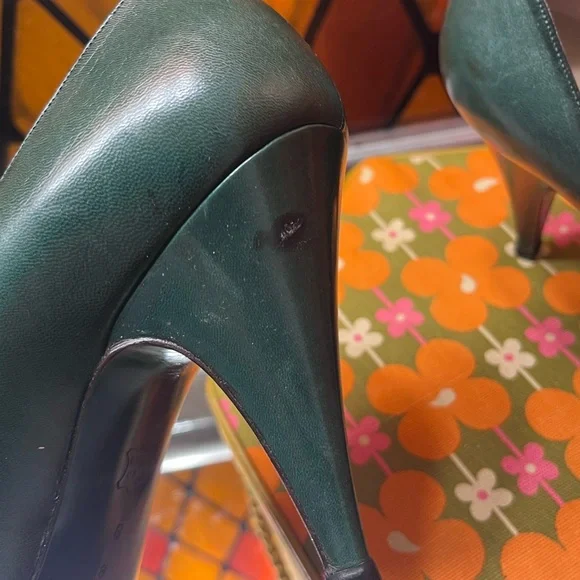 Vintage 1980’s Bruno Magli Size 8 Green Leather Heels with Croc Bow - Picture 3 of 17